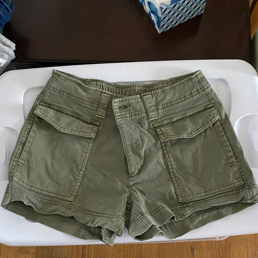 Old Navy Women's Cargo Shorts in Olive